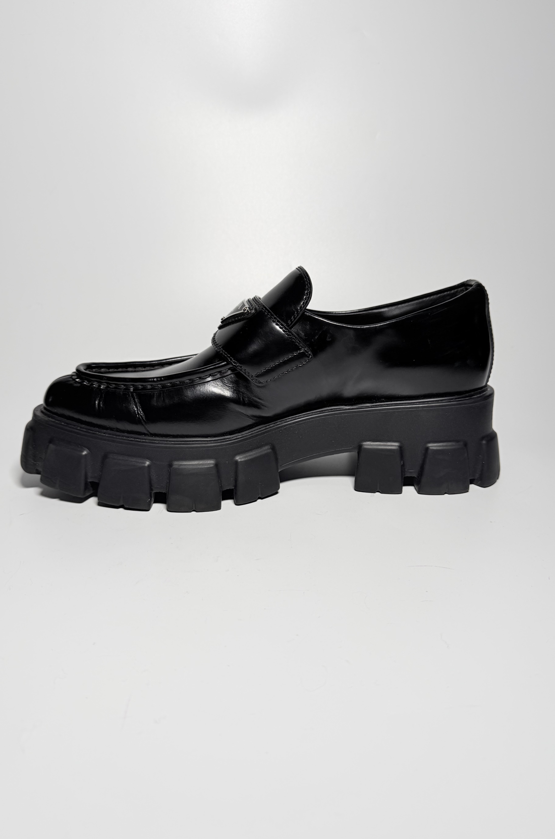 Prada Monolith Brushed Sivri Uçlu Siyah Loafer (39.5)