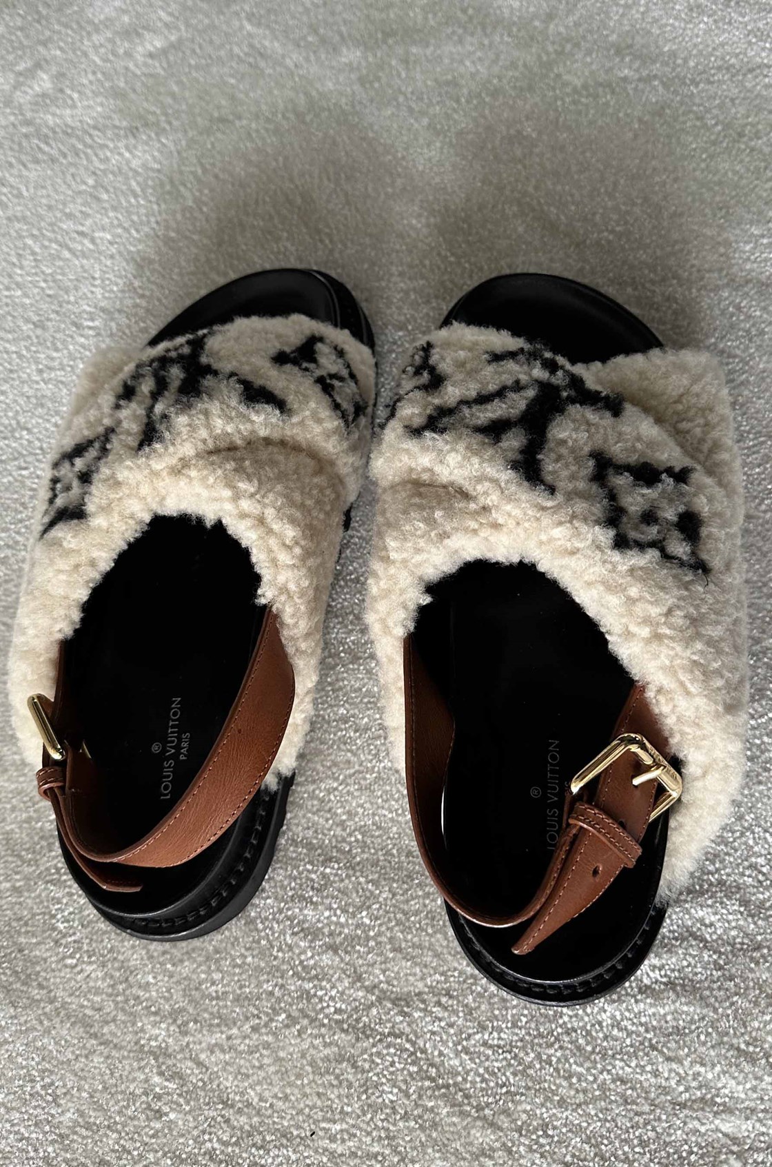 Louis Vuitton Tüylü Logo Detaylı Terlik (38.5)