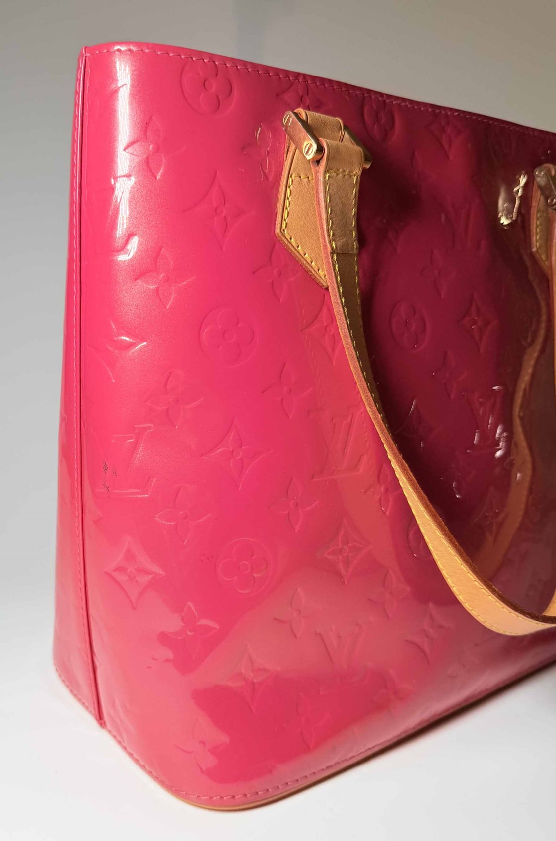 Louis Vuitton Parlak Logolu Pembe Omuz Çantası