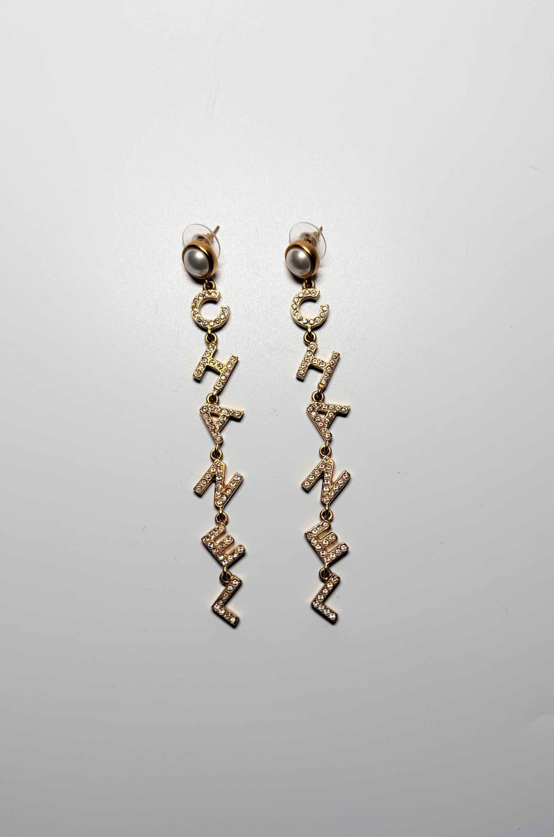 Chanel Letter Sallantılı Gold Küpe