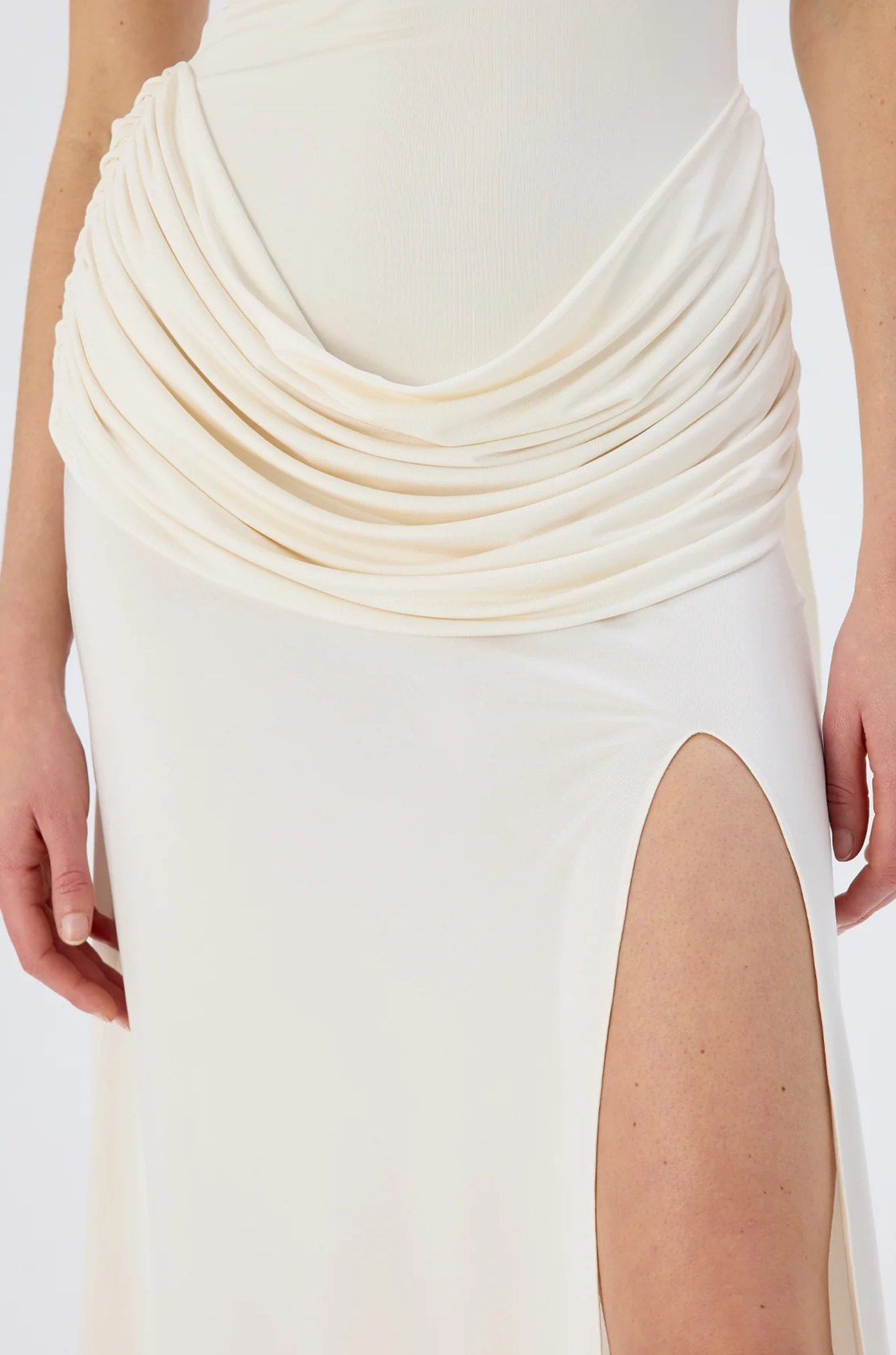 Merelyn Halter Yaka Drapeli Yırtmaçlı Ekru Uzun Elbise