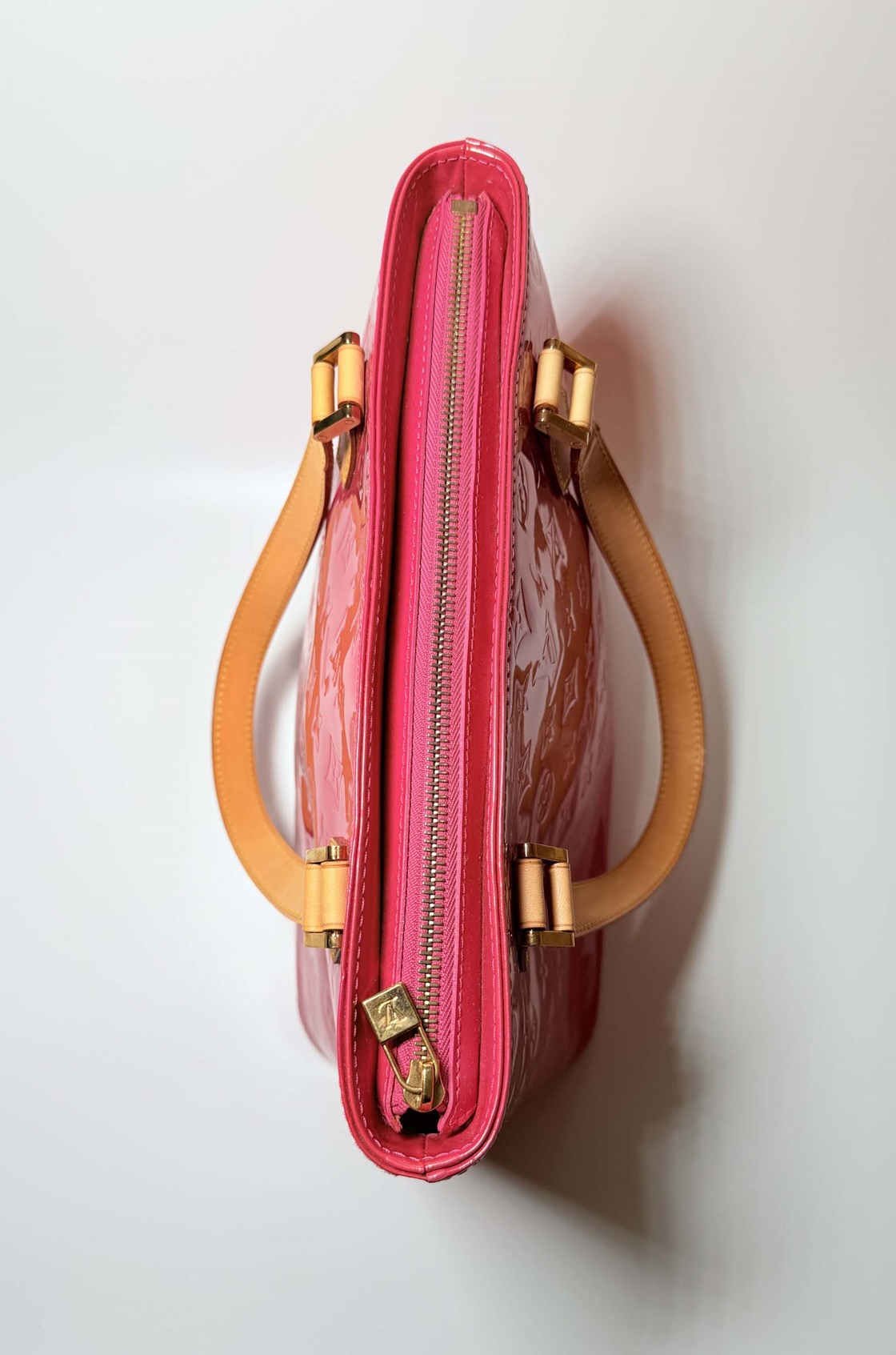 Louis Vuitton Parlak Logolu Pembe Omuz Çantası