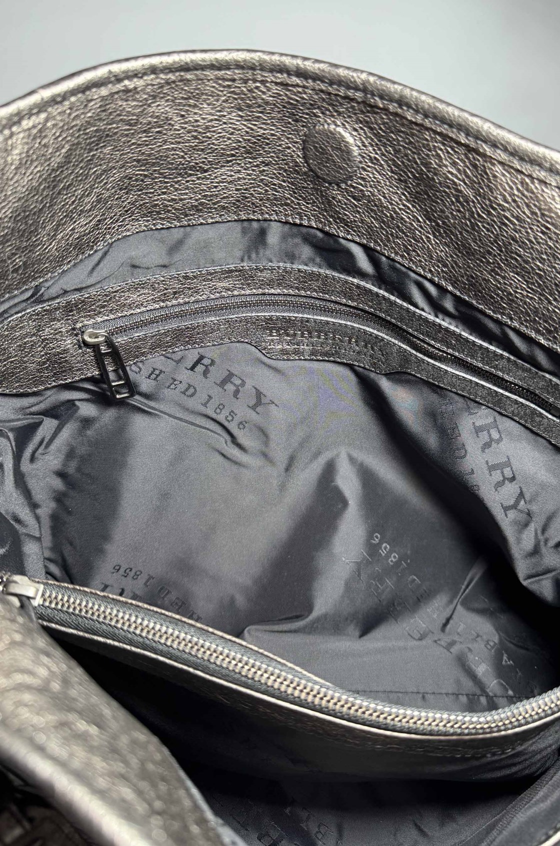 Burberry Street Hobo Metalik Gri Büyük Çanta 