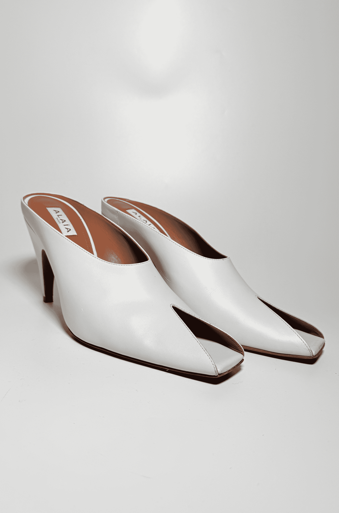 Alaïa Shark Mules Beyaz Deri Önü Açık Topuklu Terlik (39)