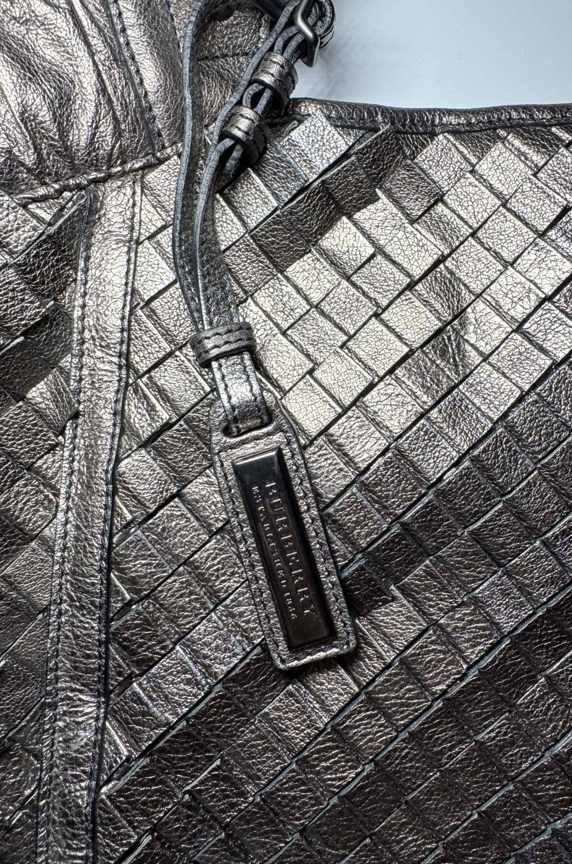 Burberry Street Hobo Metalik Gri Büyük Çanta 