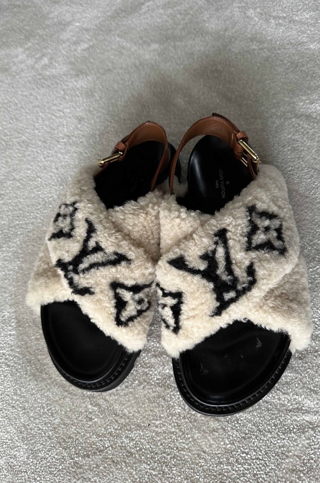 Louis Vuitton Tüylü Logo Detaylı Terlik (38.5)