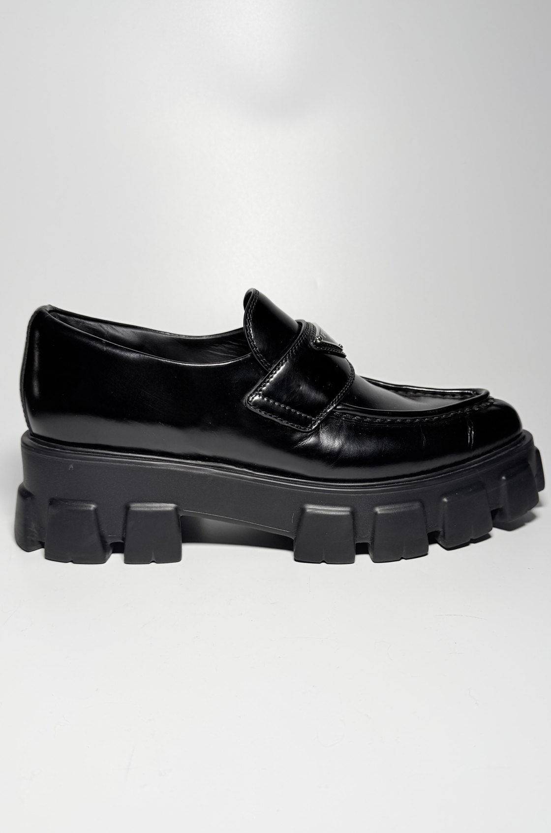 Prada Monolith Brushed Sivri Uçlu Siyah Loafer (39.5)
