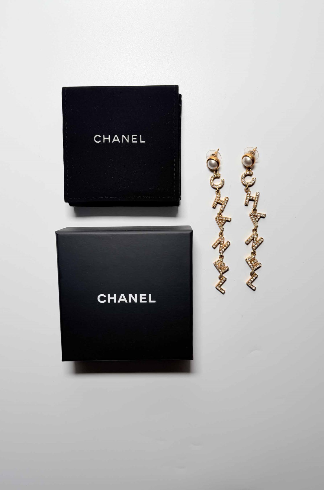 Chanel Letter Sallantılı Gold Küpe