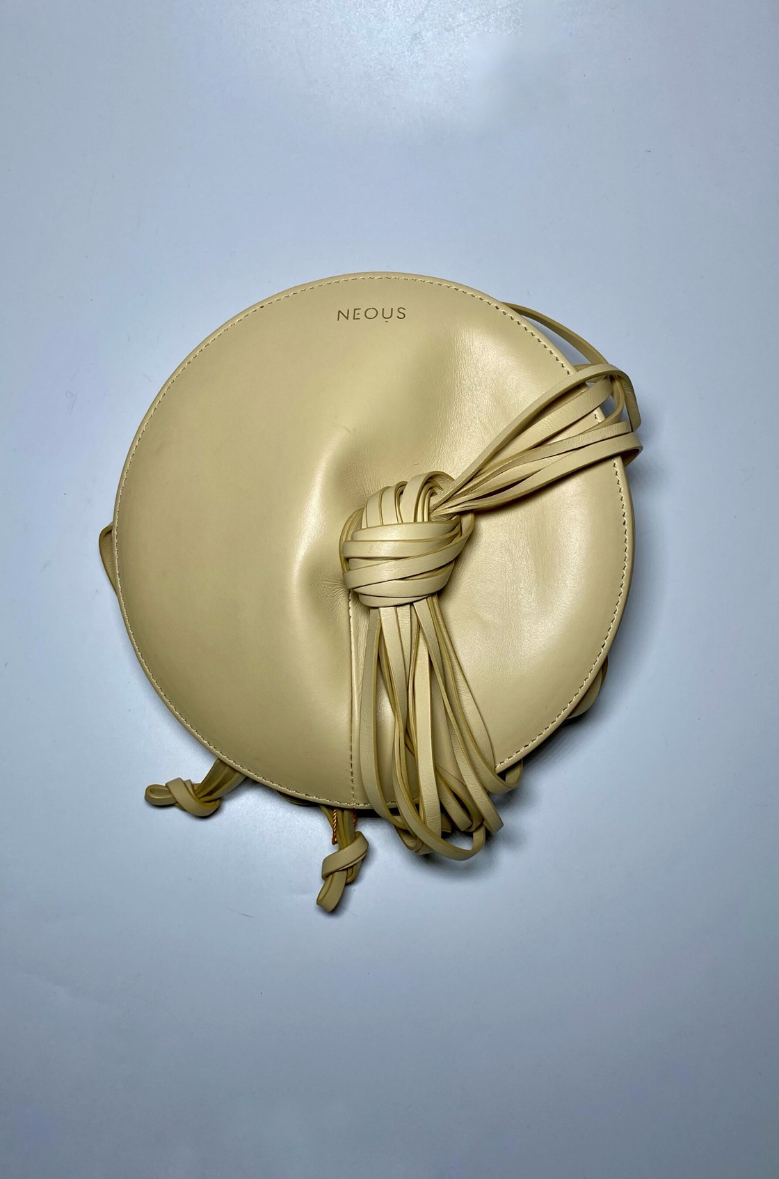 Neous Mercury Püsküllü Bej Yuvarlak Çanta