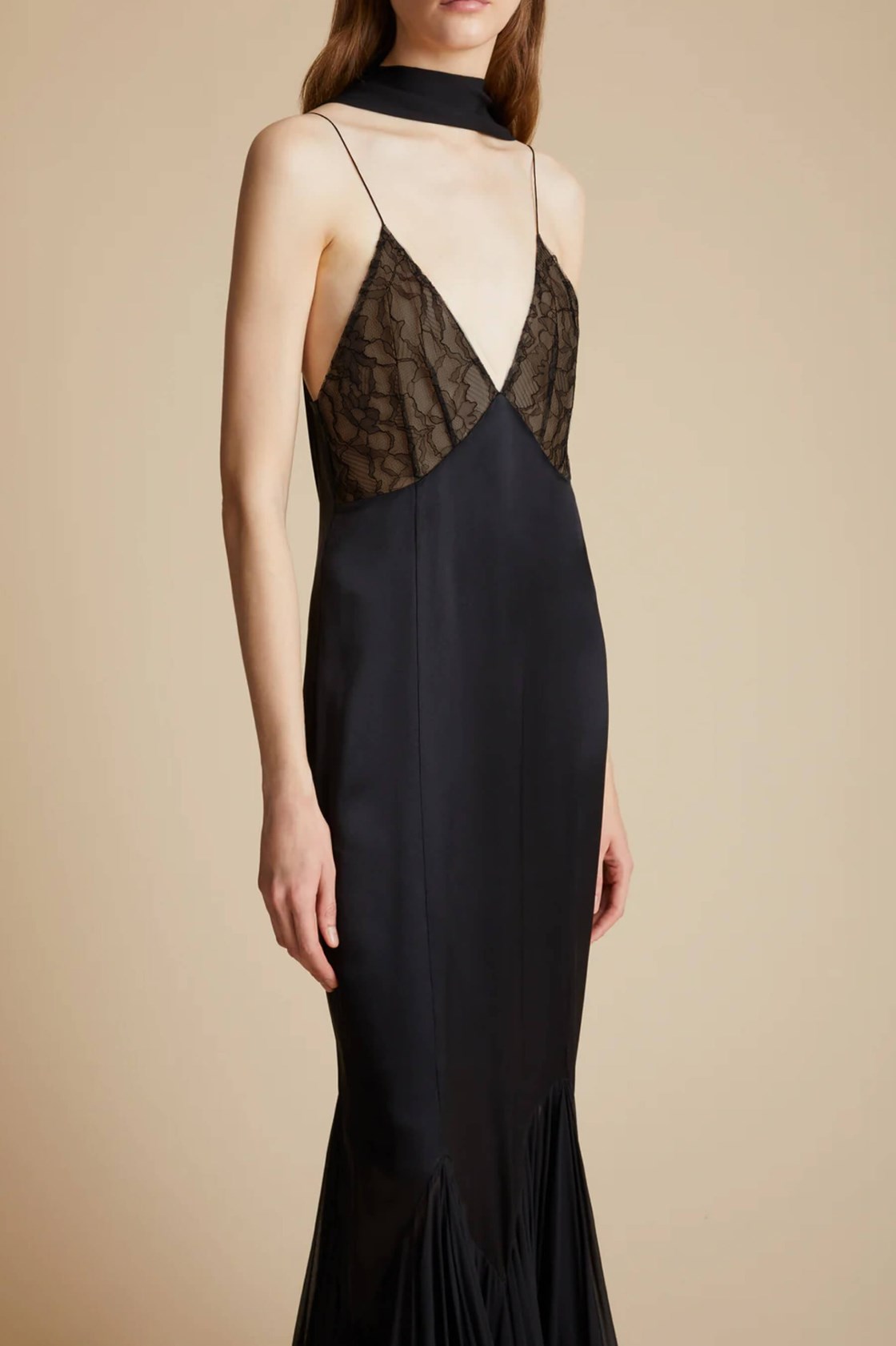 Candita Volanlı Dantel İşlemeli Siyah Midi Elbise