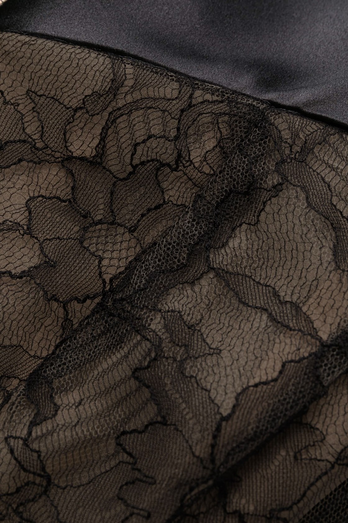 Candita Volanlı Dantel İşlemeli Siyah Midi Elbise